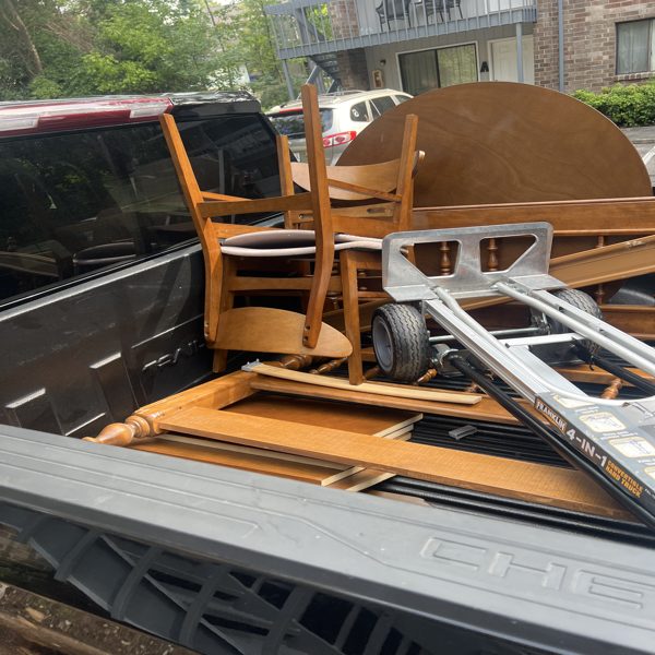 Sillas de comedor y muebles de casa cargados en una camioneta
