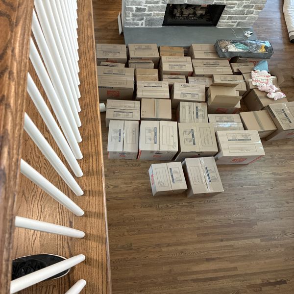 Cajas y piezas desarmadas organizadas en el piso durante un desalojo
