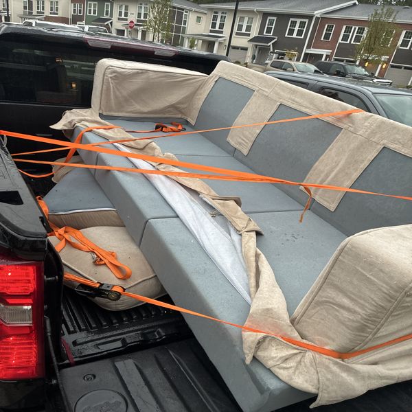Sof&aacute; seccional cargado en una camioneta y asegurado con correas