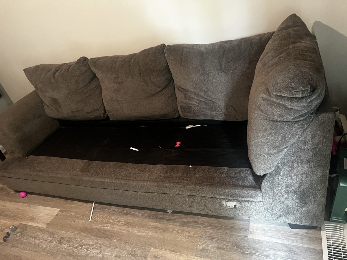 Sof&aacute; seccional desarmado en una sala antes de la remoci&oacute;n