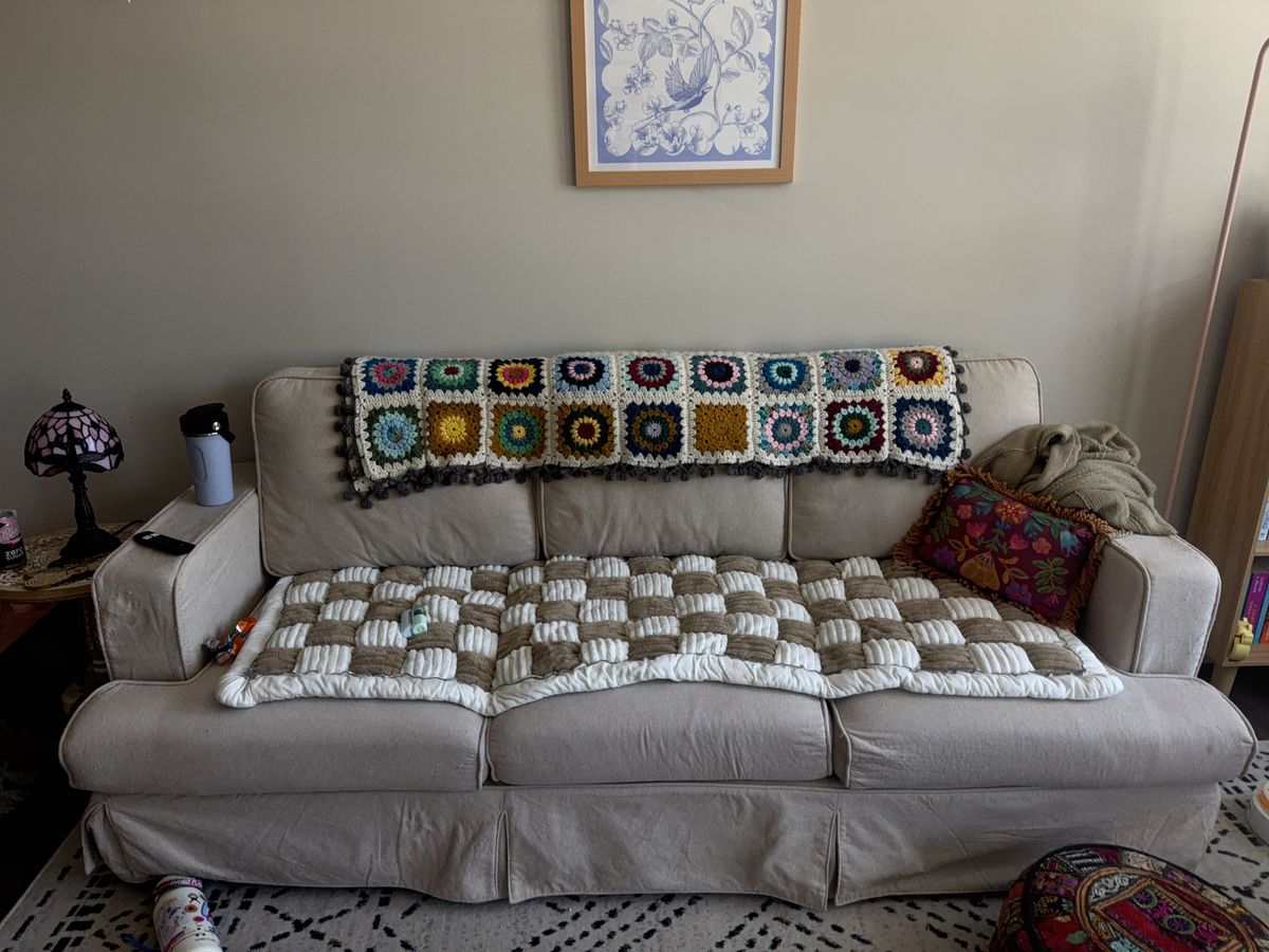 Sof&aacute; en una sala listo para recogerse