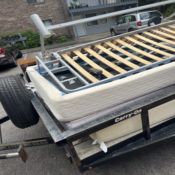 Base, tablillas, box spring y colch&oacute;n cargados en un remolque